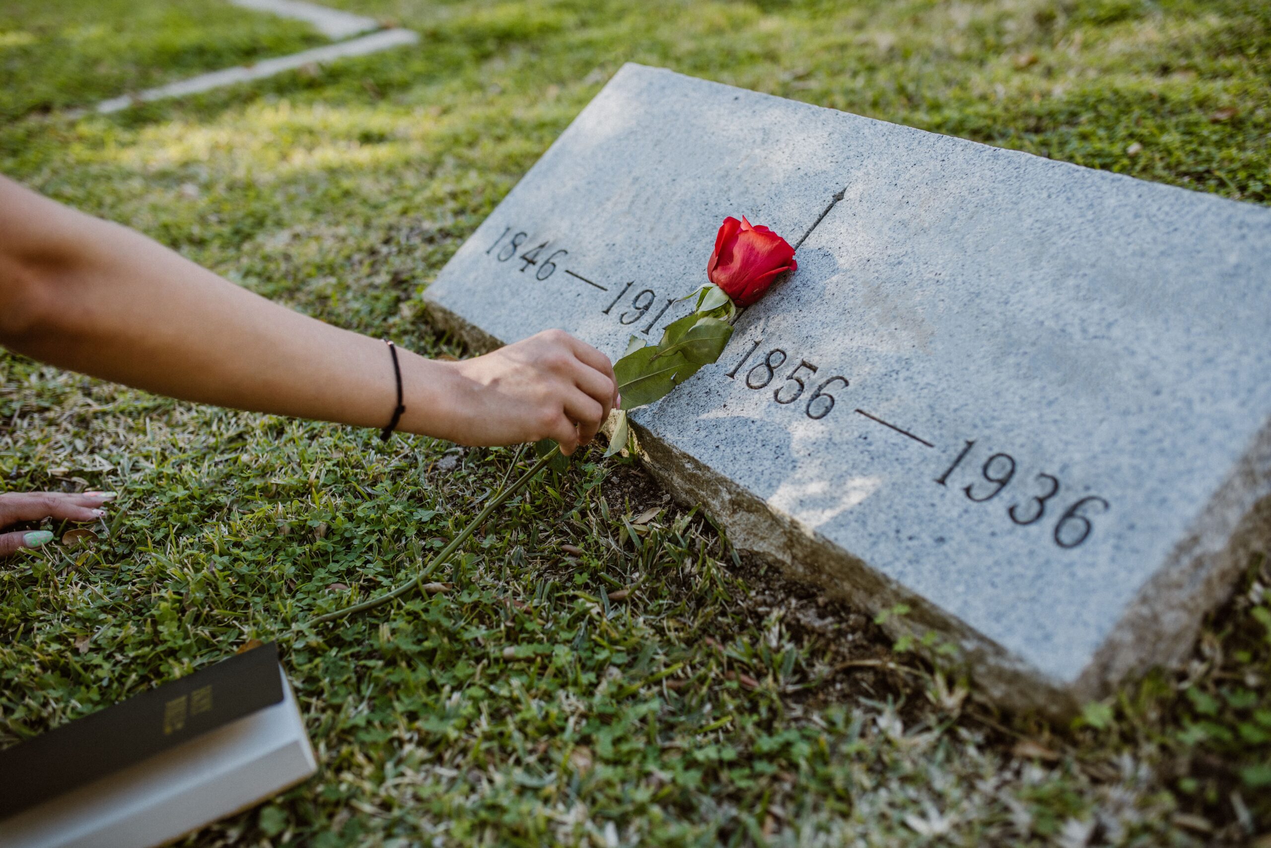 Tipos de lápidas funerarias y como escoger la correcta